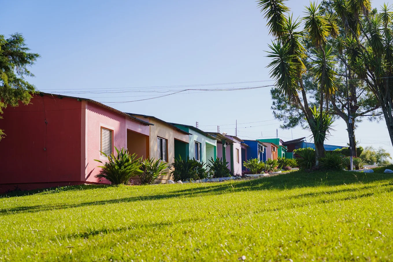 Chalés coloridos e área verde do Hotel La Campaña