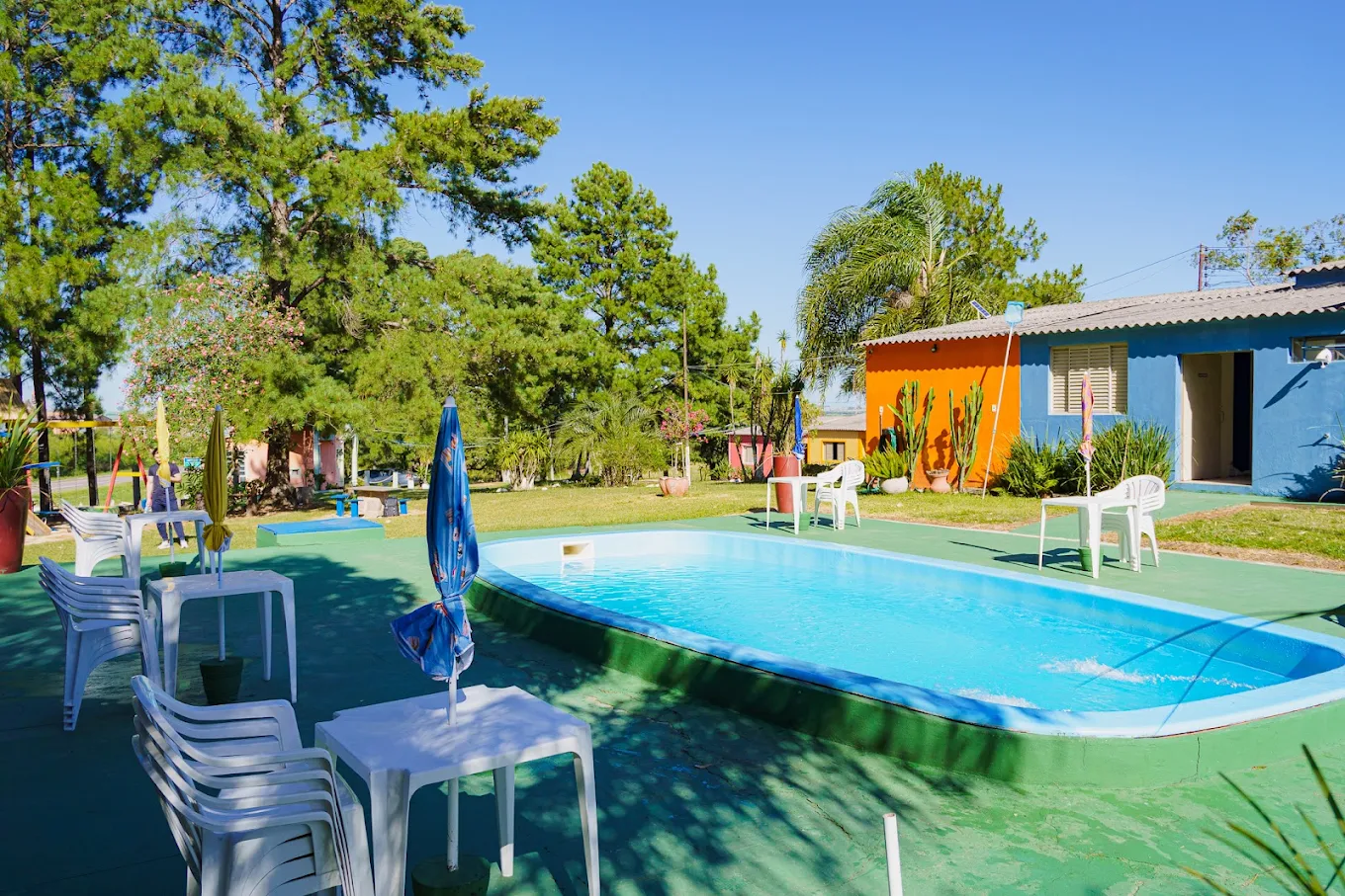 Piscina e área de convivência externa do Hotel La Campaña